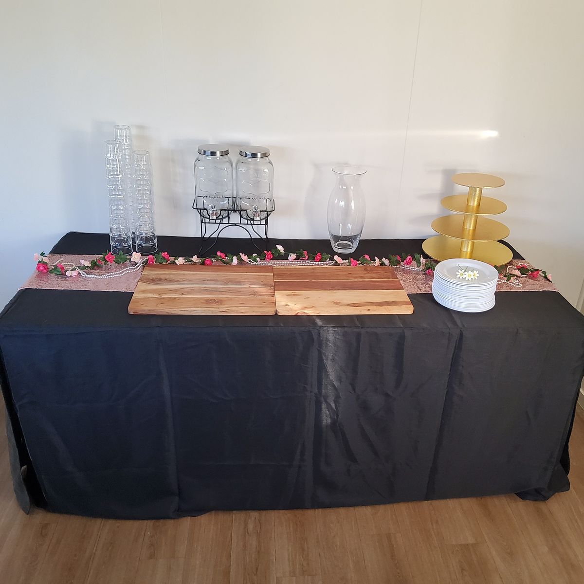 Styled deluxe party table with full tableware, serveware and florals